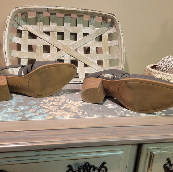 Universal Thread Gray Mules - Picture 5 of 9